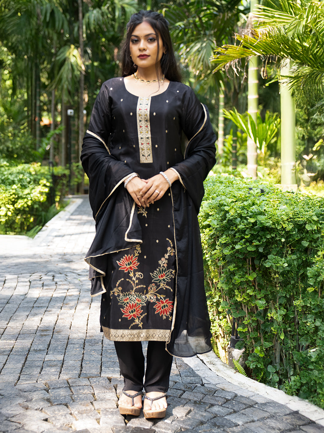Women Black MM Silk Embroidery Kurti Set EKS104